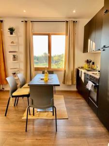 a kitchen with a table and chairs in a kitchen at Walter's Haus - Maisonette au coeur de l'alsace in Hangenbieten