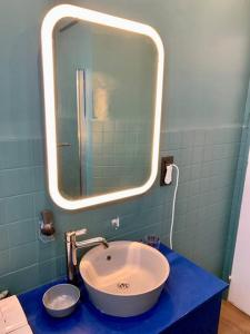 a bathroom with a sink and a mirror at Walter's Haus - Maisonette au coeur de l'alsace in Hangenbieten