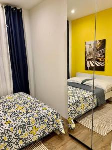 a bedroom with a bed and a yellow wall at Walter's Haus - Maisonette au coeur de l'alsace in Hangenbieten