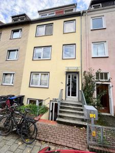 una casa con bicicletas estacionadas frente a ella en Haus Dulshorn Bremen, en Bremen