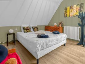 ein Schlafzimmer mit einem großen Bett in einem Zimmer in der Unterkunft Écrin de Seigy, 5 minutes du ZOO de BEAUVAL in Seigy