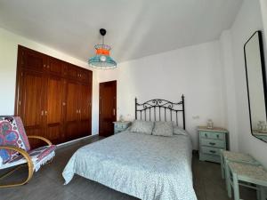 貝瑙卡斯的住宿－apartamento arroyo，一间卧室配有一张床和一把椅子
