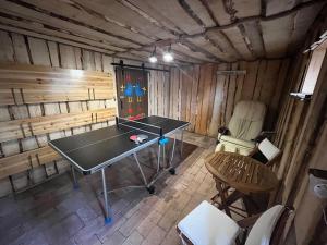 una vista sul soffitto di un tavolo da ping pong in una stanza di Chalupa Soľ nad zlato a Lazisko