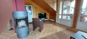 a living room with a fireplace and a tv at Traumlage mit Traumblick in Heppenheim an der Bergstrasse