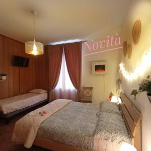 um quarto com uma cama e uma placa na parede em Baciati dal Sole-Self check-in em San Pellegrino Terme