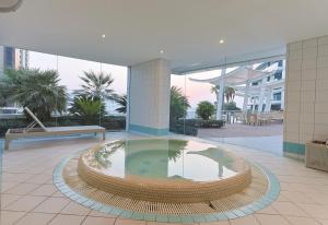 um edifício com piscina no meio de um pátio em CozyCorner - Gym & Pool Access - Reem Island em Abu Dhabi