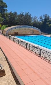 una gran piscina en la parte superior de un edificio en Casa Lavradores, Torrao en Torrão