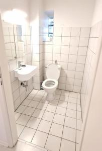 uma casa de banho branca com um WC e um lavatório em Luna City-Suite 80qm 2 Zimmer 2 Bäder 20km Messe Airport em Krefeld