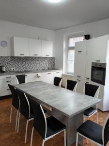 een keuken met een grote tafel en stoelen bij Rockys Ferienwohnung Mitte in Markkleeberg
