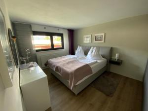 a small bedroom with a bed and a window at JOY in Annenheim