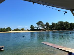 eine Gruppe von Menschen, die in einem See schwimmen in der Unterkunft Chez Vane et JP in Lège-Cap-Ferret