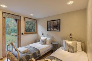 Posteľ alebo postele v izbe v ubytovaní Chalet d'Olivier - Alpes Travel - Les Praz (Sleeps 8)