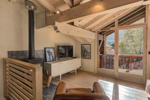 Televízia a/alebo spoločenská miestnosť v ubytovaní Chalet d'Olivier - Alpes Travel - Les Praz (Sleeps 8)