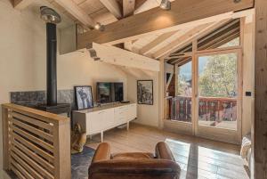 Televízia a/alebo spoločenská miestnosť v ubytovaní Chalet d'Olivier - Alpes Travel - Les Praz (Sleeps 8)