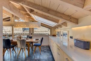 Kuchyňa alebo kuchynka v ubytovaní Chalet d'Olivier - Alpes Travel - Les Praz (Sleeps 8)