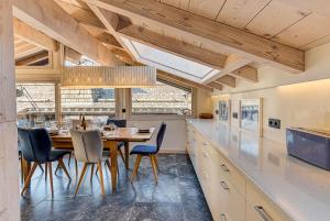 Kuchyňa alebo kuchynka v ubytovaní Chalet d'Olivier - Alpes Travel - Les Praz (Sleeps 8)