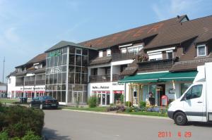 a white van parked in front of a building at Zur Linde in Ostrau