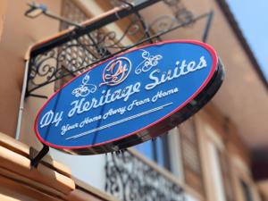 Dy Heritage Suites في فيغان: علامة زرقاء وحمراء على جانب المبنى