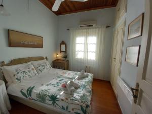 een slaapkamer met een bed met twee teddyberen erop bij Aphrodite's Coast Retreat House! in Galaxidhion