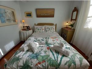 sypialnia z dużym łóżkiem z ręcznikami w obiekcie Aphrodite's Coast Retreat House! w mieście Galaxidi +37 zdjęć