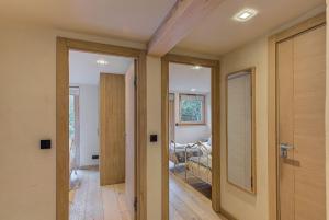Posteľ alebo postele v izbe v ubytovaní Chalet d'Olivier - Alpes Travel - Les Praz (Sleeps 8)