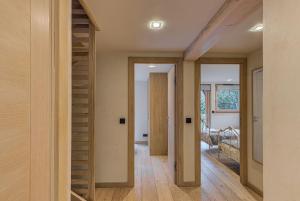 Posteľ alebo postele v izbe v ubytovaní Chalet d'Olivier - Alpes Travel - Les Praz (Sleeps 8)