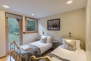 Posteľ alebo postele v izbe v ubytovaní Chalet d'Olivier - Alpes Travel - Les Praz (Sleeps 8)