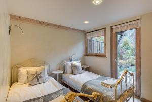 Posteľ alebo postele v izbe v ubytovaní Chalet d'Olivier - Alpes Travel - Les Praz (Sleeps 8)