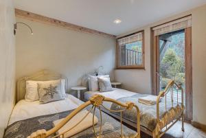 Posteľ alebo postele v izbe v ubytovaní Chalet d'Olivier - Alpes Travel - Les Praz (Sleeps 8)