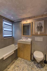 Kúpeľňa v ubytovaní Chalet d'Olivier - Alpes Travel - Les Praz (Sleeps 8)