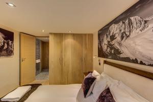 Posteľ alebo postele v izbe v ubytovaní Chalet d'Olivier - Alpes Travel - Les Praz (Sleeps 8) + 37 fotografií