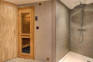 Kúpeľňa v ubytovaní Chalet d'Olivier - Alpes Travel - Les Praz (Sleeps 8)