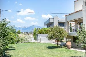 een uitzicht op een huis met een tuin bij Villa Roubini in Athene