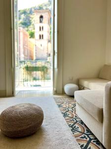 uma sala de estar com um sofá e uma grande janela em Palazzo Polini Apartments em Sora