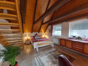 1 dormitorio con 1 cama y bañera en una habitación en Casa de Thomas en Glückstadt