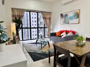 een woonkamer met een bank en een tafel bij 2BR Apartment @ Icon City in Petaling Jaya