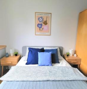 - une chambre avec un lit et des oreillers bleus dans l'établissement MiaApart National Stadium, MIĘDZYNARODOWA, à Varsovie