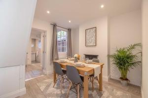 a dining room with a table and chairs at Cosy Cottage: Your Central Windsor Retreat in Windsor
