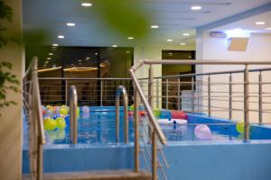 延布的住宿－فندق جيست هاوس，一座建筑物内一个带球和球的游泳池