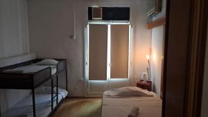 a small room with two bunk beds and a window at Alojamiento Compartido En Rambla De Cataluña in Barcelona