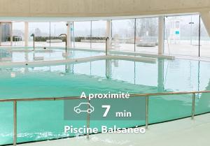 een zwembad in een gebouw met de tekst ongeveer min plus plastic balans bij Le Countryside ⸱ Stationnement gratuit ⸱ Fibre in Déols