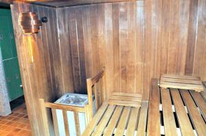 zwei Holzstühle in einer Ecke einer Sauna in der Unterkunft Nordlicht Ferienwohnung in Timmendorfer Strand