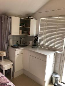 Photo de la galerie de l'établissement Romantisch Tiny Gardenhouse in beautiful garden, à Zandvoort 9 autres photos