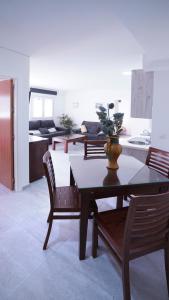 comedor con mesa y sillas y cocina en APARTAMENTO TURÍSTICO CASA MIGUEL, en Matalascañas