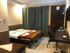 Postel nebo postele na pokoji v ubytování Hotel Sugam Karaikudi
