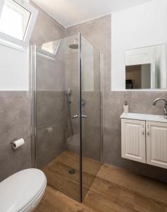 uma casa de banho com um chuveiro, um WC e um lavatório. em Central and beautiful - MORE apartments em Bersebá