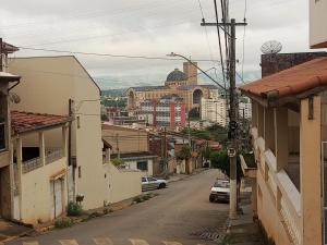 an empty street in a small town with buildings at Casa de hospedagem in Aparecida