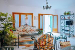 Qaryat at Ta‘mīr as Siyāḩīyahにある4 bedrooms villa with private pool in Tunis village faiuymのリビングルーム(ソファ、椅子付)