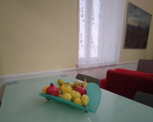 een fruitschaal bovenop een tafel bij Casetta Fardella 95 in Trapani