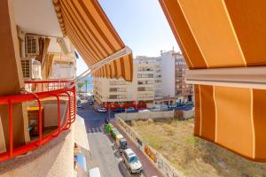 Blick auf eine Straße vom Balkon eines Gebäudes in der Unterkunft Cosy Studio Playa del Cura in Torrevieja